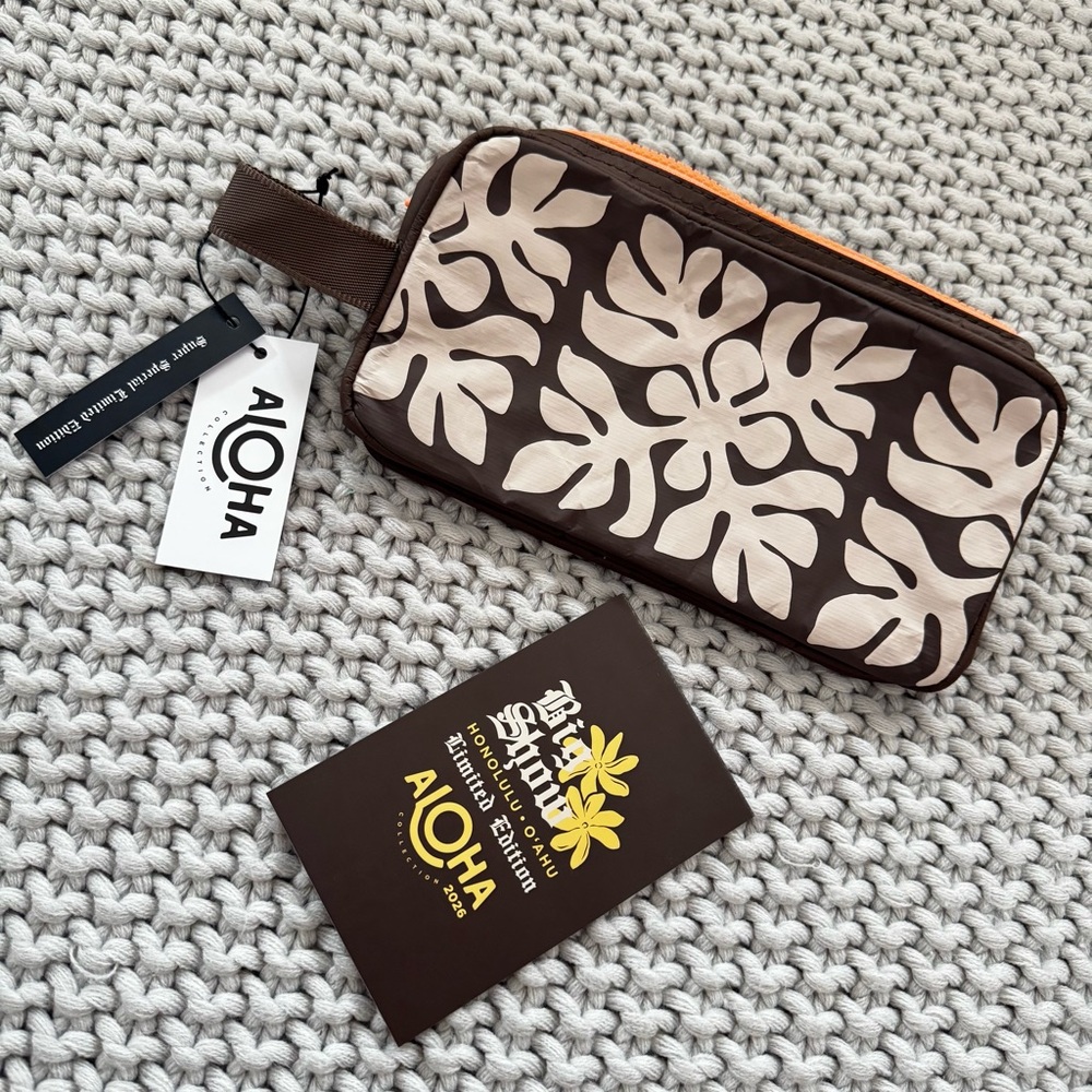 Aloha Collection• Super Special Limited Edition APPLIQUÉ DOPP KIT Coconut